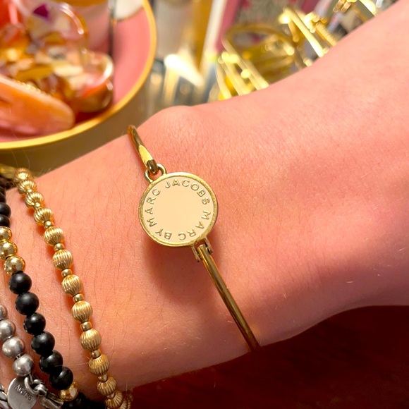 Marc Jacobs bangle bracelet in gold and cream - Picture 1 of 8